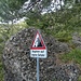 kurz nach diesem Schild führt die Spur nach rechts zum Felsentor