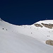 <b>Dal terrazzo a quota 2720 m monto i coltelli: oggi sono indispensabili. Chi ne è sprovvisto deve fissare gli sci allo zaino e salire a piedi. </b>