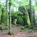 Gegenüber des Stierfelsens und über einen Stichweg erreichbar liegt im Wald der Karschrofen. Wenn nicht soviel Moos auf dem Felsen wäre, könnten gute Kletterer die Felstürme vielleicht besteigen. Aber eine Aussicht hätte man wegen der hohen Bäume auch dann nicht.