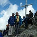 Posieren am Gipfelkreuz mit viel Volk am Wiwannihorn