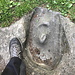 Unterwegs am Hromadnik - Am Teufelsfuß (Čertowa stopa): Luzifer trägt etwa Schuhgröße 70 (in Zentimetern). Sein letzter Besuch scheint aber schon etwas länger zurückzuliegen, frische Spuren sind zum Glück nicht zu erkennen...