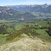 am Grat angelangt, Rückblick auf die bisherige Route;
links unten Alphütte auf P. 1808, links oben Abendberg und Turne, rechts oben Stockhorn und Gantrischkette