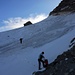 Aufstieg auf dem Gletscher, der Gipfel vom Mettelhorn 3406m ist zu sehen
