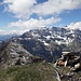 Gipfelgratsteinmännchen, vorne der giftige untere Drachenberg, der sich aus dieser Perspektive täuschend zahm gibt; hinten Ringelgebürch
