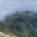 Blick zurück zum Höh Grat, welcher gerade in den Wolken ist. Links die Alp Egg.