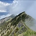Blick zurück zum Vorgipfel des Güpfi, hinten links die Alp Egg und noch weiter dahinter in den Wolken der Höh Grat