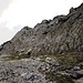 Unterhalb der Felsen der Südflanke der Ruchenköpfe geht es nach Abstieg durch die Schnittlauchrinne weiter.