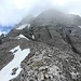 links von der Mitte das Schneegefüllte Couloir und oberhalb das Schneefeld