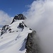 Tratto di cresta, sullo sfondo la cima ovest del pizzo del Piani (3148 m)