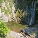 Cascata delle Camogge con bella pozza d'acqua del torrente che scende dalla Val Camoggia