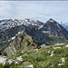 Die Fortsetzung mit Leiststock und Schijenstock. Markant rechts der Fronalpstock. Die Überschreitung dorthin ist sehr wild und wurde hier auf Hikr bereits beschrieben. Nichts für schwache Nerven und kleine Eier!