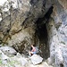 Dieser Steig führt in vielen Serpentinen hinauf zu einer kleinen Schulter des Kofels, zwischen Kofelgipfel und Kofelsattel. Dabei passiert man eine kleine Höhle...
