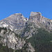 <b>Alzando lo sguardo, l’attrazione principale è costituita da due fantastiche cime rocciose che si ergono a nord-ovest: il Pizzo Castello (2807 m) e il Pizzo della Rossa (2578 m).</b>