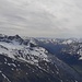 Tiefblick ins Defereggental, im Hintergrund die Sextener Dolomiten.