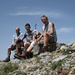 mit Urs und Daniel auf dem gemauerten Gipfel-Steinbänkchen,<br />vor dem Miniatur-Kreuz