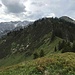 Gratweg Heidelbeer- und Sxchnippenkopf; im Hintergrund der Hindelanger Klettersteig