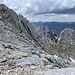 Gleich am Ausstieg sieht man deutliche Pfadspuren, die einen zur Alpspitz Ferrata leiten.