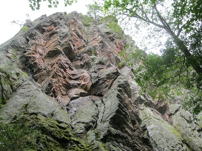 Direkt unter einer hohen Felswand. - Fotos [hikr.org]