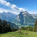 während der Abkürzung nach Mullerenberg ergibt sich ein feiner Ausblick zu den bekannten Rautispitz, Wiggis und Glärnisch