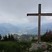 Gipfelkreuz Nüenchamm - mit diffusem Blick zur Linthebene