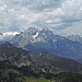 Zoom zu den hohen Bergen des Wettersteingebirges.