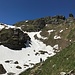 Gipfel und Aufstieg zeigen sich nun;
übers steile Schneefeld (am linken Bildrand) hoch zur Fortsetzung auf schmalem Grasrücken, nochmals über Schneefelder zum finalen Gipfelanstieg
