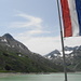 Auf der Bielerhöhe: Silvretta-Stausee mit stramm wehender Flagge des Landes mit den zweitbesten Fussballern der Welt 