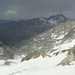Auf dem Gipfel der Dreiländerspitze I: Blick vom Gipfel ins Jamtal und zur Jamtalhütte. Gewitterwolken färben den Himmel im Nordosten dunkel