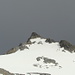 Dreiländerspitze vor dramatisch verdunkeltem Himmel. Der Westgrat wird derzeit am besten am obersten Firndreieck erreicht