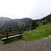 Start der Wanderung im leichten Regen - knapp über der Bildmitte das Berghaus Schwaben, links hinten das Riedberger Horn