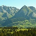 Blick über die Alp Zinggen auf die andere Talseite zum Alpsteinmassiv.