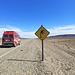 Ruta 40 zwischen Gobernador Gregores und Perito Moreno Nationalpark. Wie überall ist es auch hier windig. Davor warnt dieses Schild.