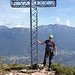 Tourengänger am Gipfelkreuz des Mt. Casale