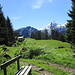 am Beginn der Alp Tafamunt<br />hinter der Alphütte ist die regulär bediente Bergstation der Tafamunt-Bahn zu erkennen