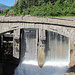 Am Flusswehr der Simme.