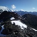 Blick über den zu begehenden Grat zum Hauptkamm der Zillertaler Alpen, deren Dreitausender an diesem Tag kaum zu sehen sein werden
