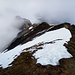 Blick zum nebelumwobenden nördlichen Nachbargipfel