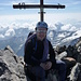 Ich am Lagginhorn-Gipfel. Dessen Gipfelkreuz wird vermutlich für jedes Gipfelfoto geradegerichtet :-)