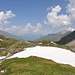 Retourblick: Links in der Ferne der Piz Serenstga (2874 m), rechts der Piz Tomül (2946 m).