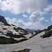 Auf dem Weg zur Oberalp gilt es noch viele Schneefelder zu queren