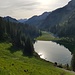 Beim Alplersee im Rückblick zeigt sich der Glärnisch im Hintergrund.