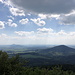 Hochwald - Ausblick vom Südgipfel zu einigen bekannten Gipfeln auf tschechischer Seite:  Ralsko (Rollberg, Roll) Bezděz Bösig) und Jezevči vrch (Limberg, rechts).