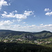 Unterwegs vom Kammloch zum Scharfenstein - Ausblick unter bedecktem Himmel nach Oybin und zum gleichnamigen Berg.