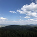 Scharfenstein - Ausblick am Gipfel, u. a. zum etwa südöstlich gelegenen Ještěd (Jeschken) in Tschechien.