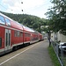 Start am Bahnhof Hornberg, hier halten die Regionalexpress-Züge der Schwarzwaldbahn. Der Bahnhof liegt etwas erhöht auf der Ostseite des Orts und in dieser Richtung geht es auch los (auf den im Hintergrund sichtbaren Berg).