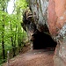 Auf einer neu angelegten Passage der Hahnfelstour, die sich durch die Felsen und an einer kleinen Höhle vorbeischlängelt.