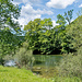 Das Blau des Himmels und das Grün der Bäume spiegeln sich im Wasser