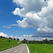 tolle Wolkengebilde am Himmel, vorne bei der Abzweigung geht´s nach rechts nach St. Pelagiberg.