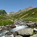 I pascoli dell'Alpe di Croslina tagliati a metà dal fiume Piumogna che esce dal Lago di Morghirolo. 