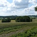 Zwischen Holzkaten und Gömnitz, hinten rechts der Gömnitzer Berg mit dem Turm aus dem 19. Jh, der als Seezeichen diente